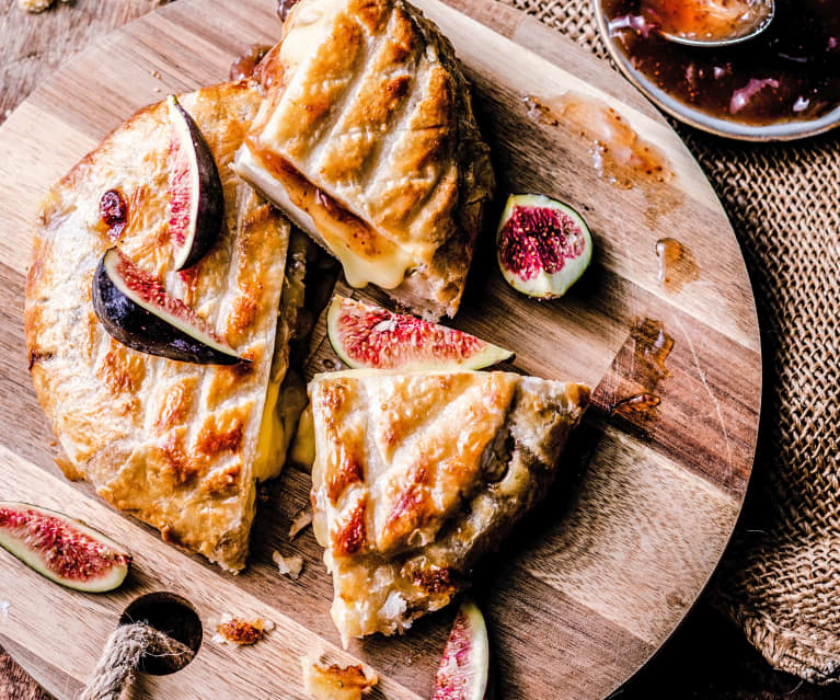 Camembert feuilleté et compotée de figues