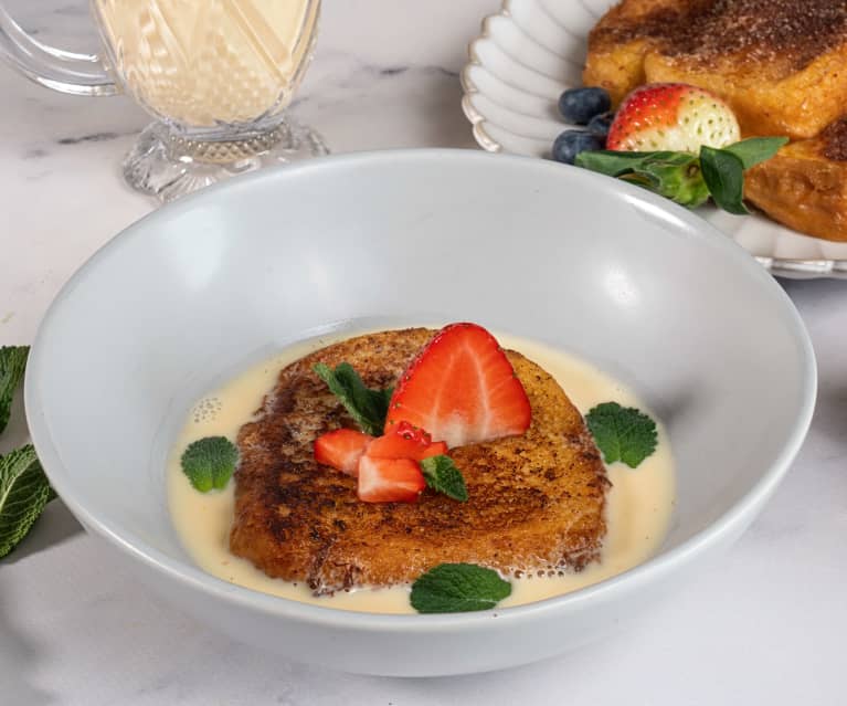 Torrijas leche condensada con fresa y crema inglesa