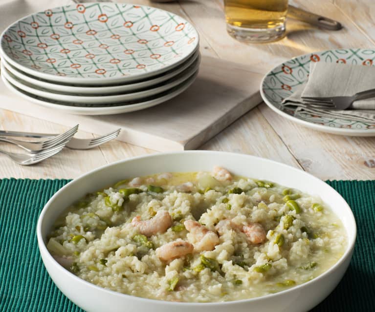 Risotto de hinojo, apio, habas y gambas