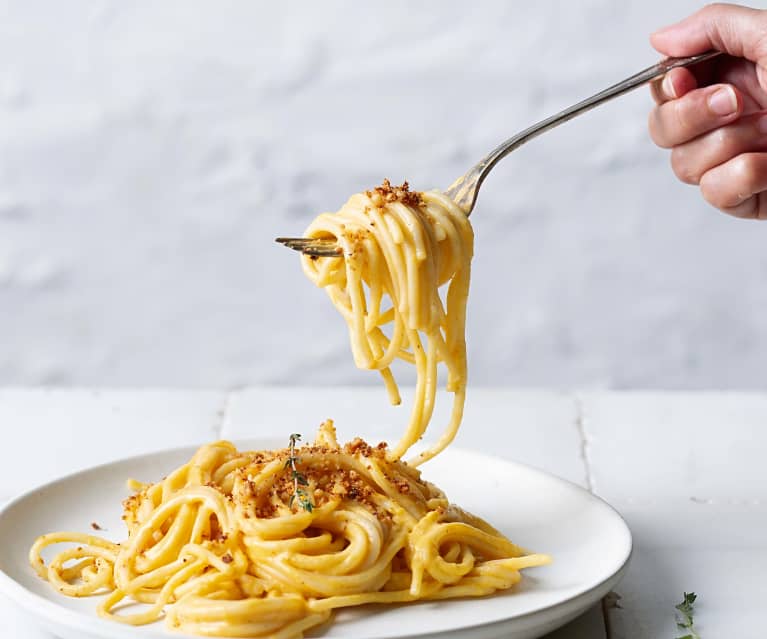 Spaghettis à la sauce au potiron et aux noisettes