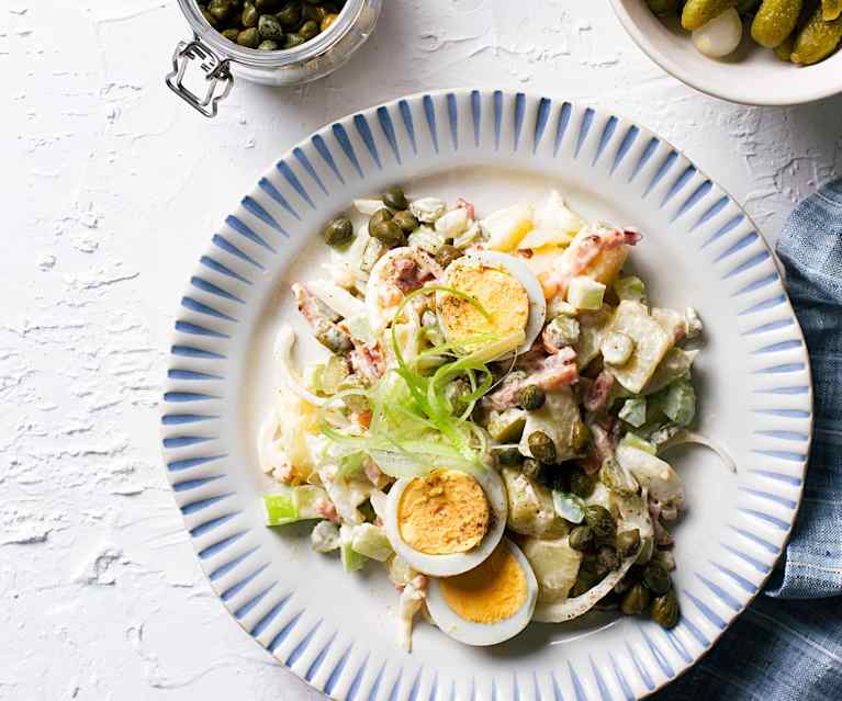 Ensalada de patata con verduras encurtidas y huevo
