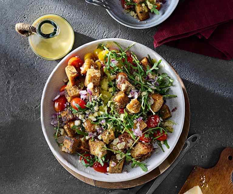 Italienischer Brotsalat mit Cherry-Tomaten und roten Zwiebeln Italienischer Brotsalat mit Cherry-Tomaten und roten Zwiebeln