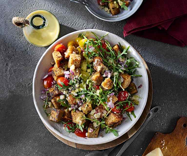 Italienischer Brotsalat mit Cherry-Tomaten und roten Zwiebeln Italienischer Brotsalat mit Cherry-Tomaten und roten Zwiebeln