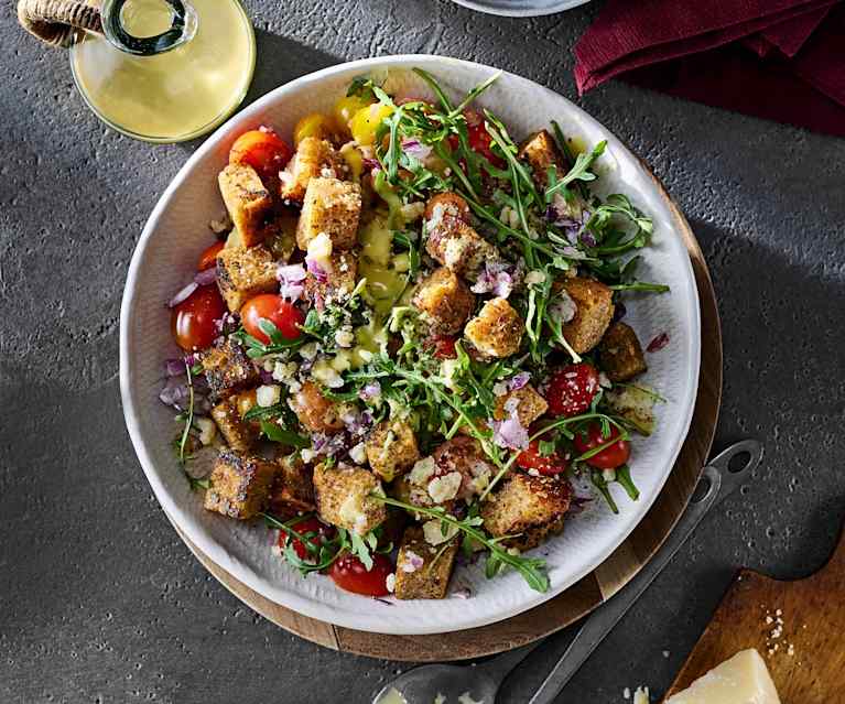 Kızarmış Ekmek ve Domatesli İtalyan Salatası