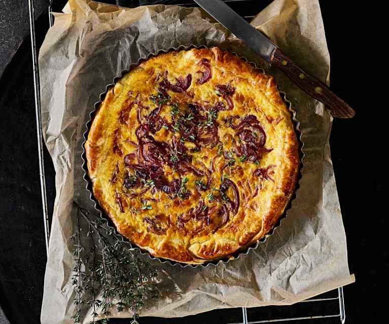 Rote Zwiebeltarte mit Schafskäse Rote Zwiebeltarte mit Schafskäse