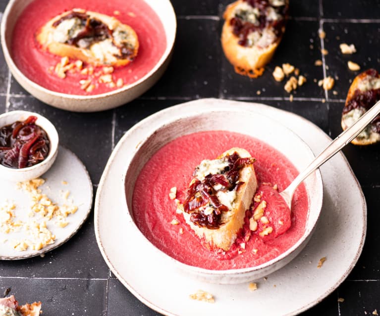 Soupe de betterave, toast aux oignons caramélisés