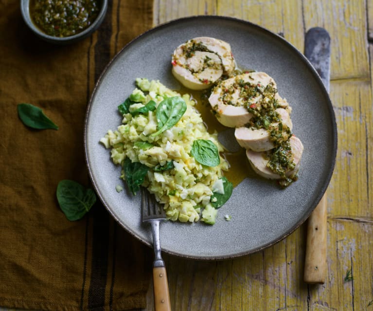 Rolos de frango em sous-vide com chimichurri e salada de aipo e maçã