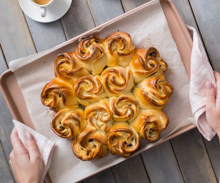 Torta di rose with ricotta filling (ricotta "roses")