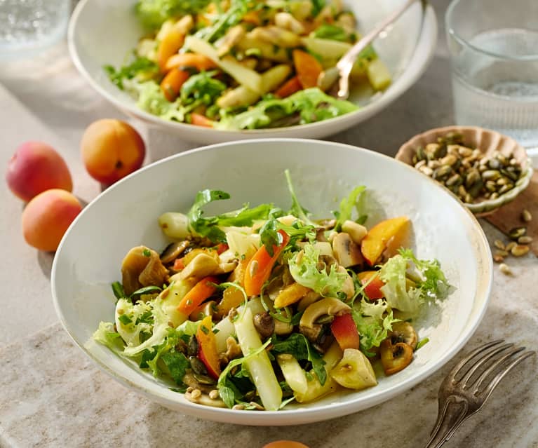 Spargelsalat mit geschmorten Pilzen, Aprikosen und Kernen