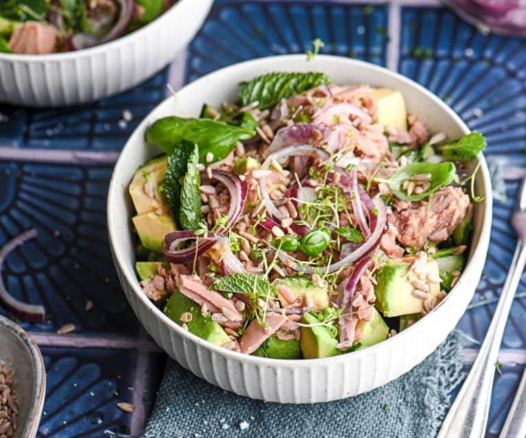 Ensalada de atún y aguacate con cebollas fermentadas (con cortador)