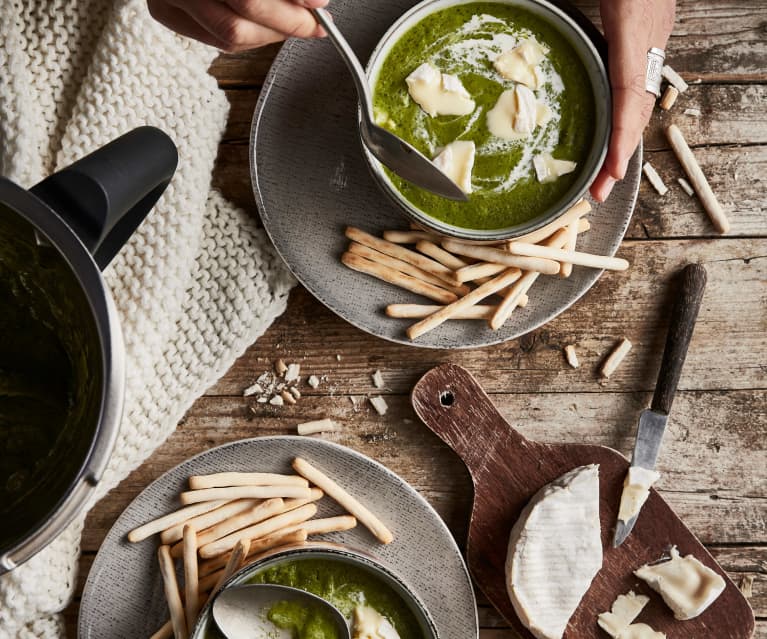 Velouté de petits pois, salade, perles du japon et camembert