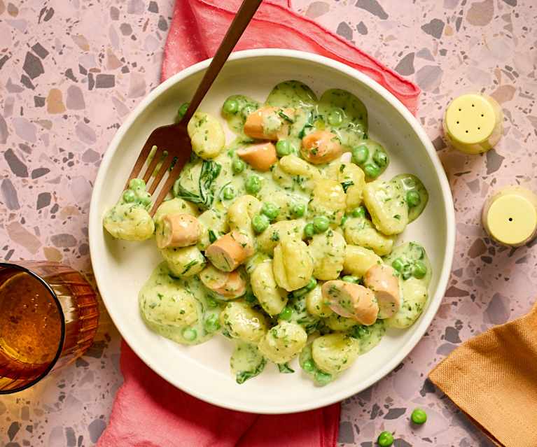 Gnocchi al verde mit Erbsen und Brühwürstchen