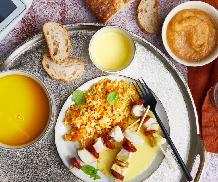 Velouté potimarron, boulgour avec carottes, brochettes poulet-chorizo et compotée pommes-cannelle