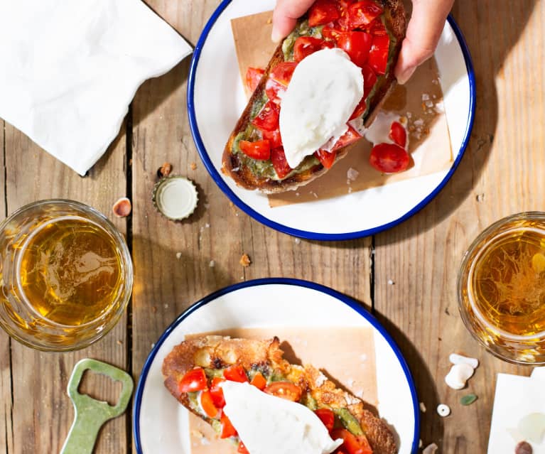 Tostas con tomates cherry, burrata y pesto de tallos de zanahoria