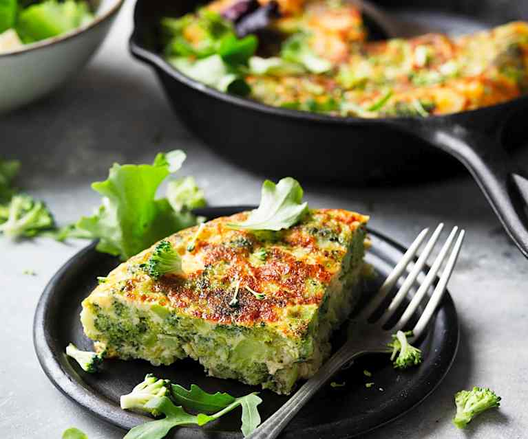 Tortilla con brócoli dorado y queso