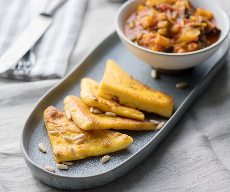 Chips di polenta con caponata e composta ai frutti rossi