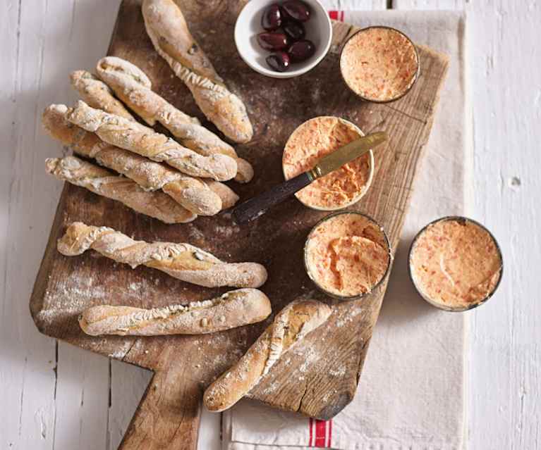 Manteiga de chouriço e palitos de pão com azeitona Manteiga de chouriço e palitos de pão com azeitona