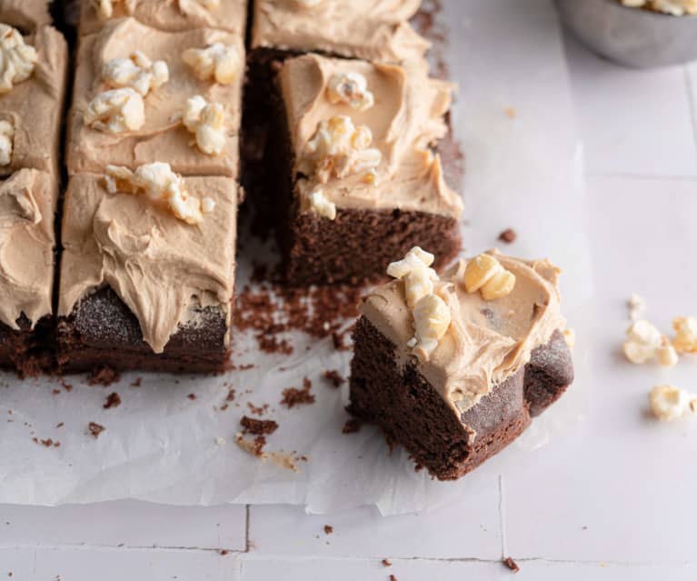 Pastel de chocolate con betún de palomitas y cacahuate