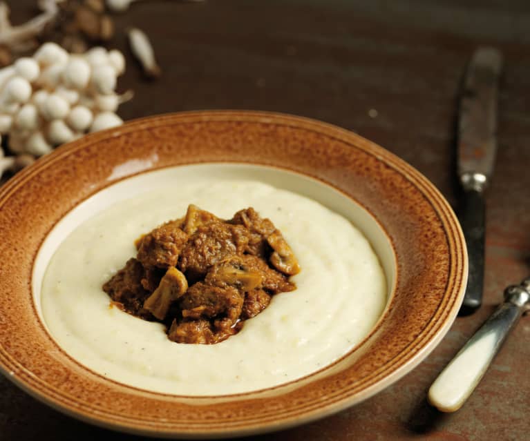 Guisado de porco com puré de batata