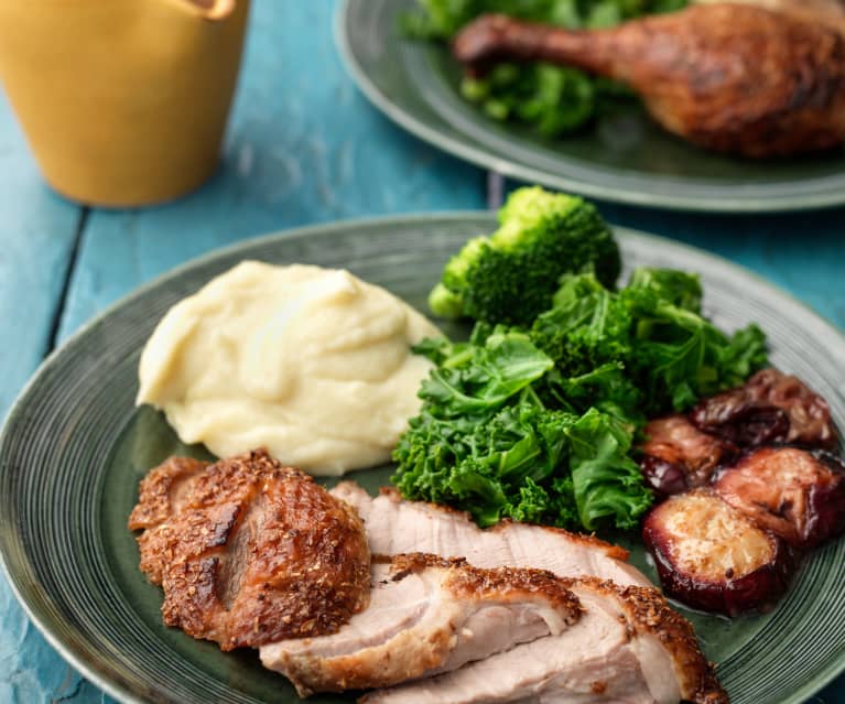 Pato especiado asado con ciruelas y puré de coliflor y patata (MEATER)