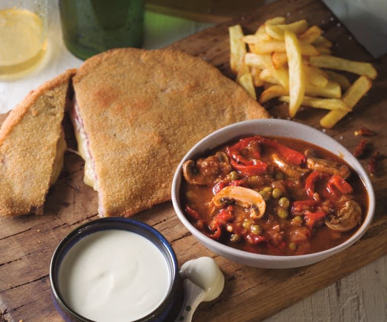 Cachopo asturiano con salsa Cabrales y salsa de carne