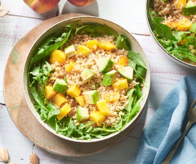 Ensalada de bulgur con rúcula, melocotón y aguacate