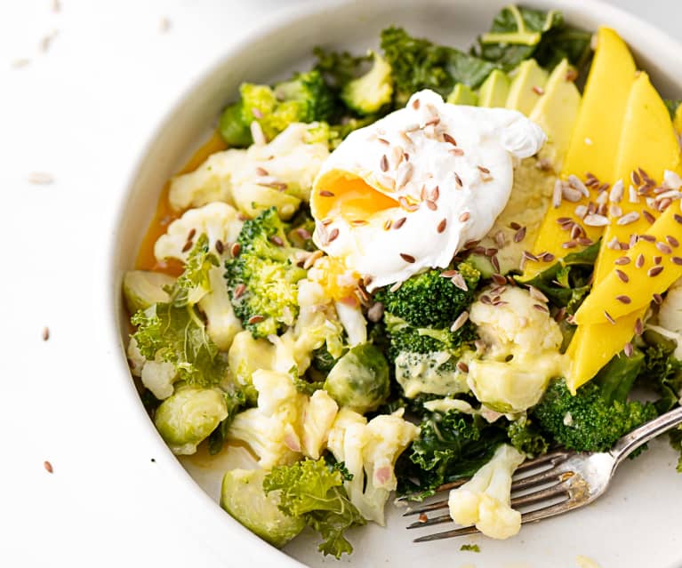 Salade chaude de choux de Bruxelles à la mangue, avocat et œufs pochés