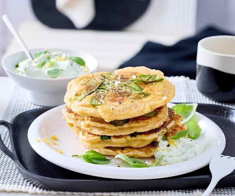 Zucchini-Schinken-Pancakes mit Kräuter-Senf-Schmand Zucchini-Schinken-Pancakes mit Kräuter-Senf-Schmand
