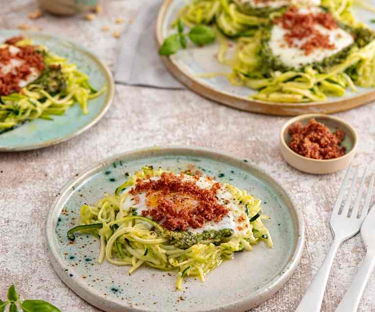 Gniazdka ze spiralizowanej cukinii z pesto i pudrem z boczku (TM6)
