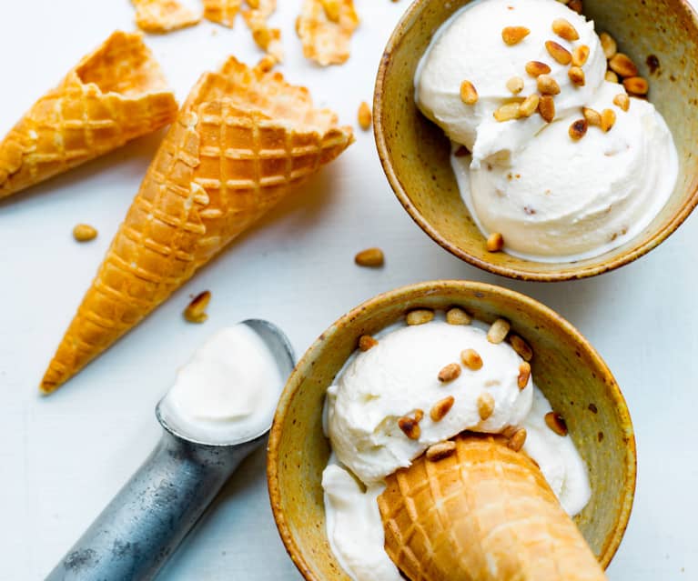 Glace au yaourt, miel et pignon