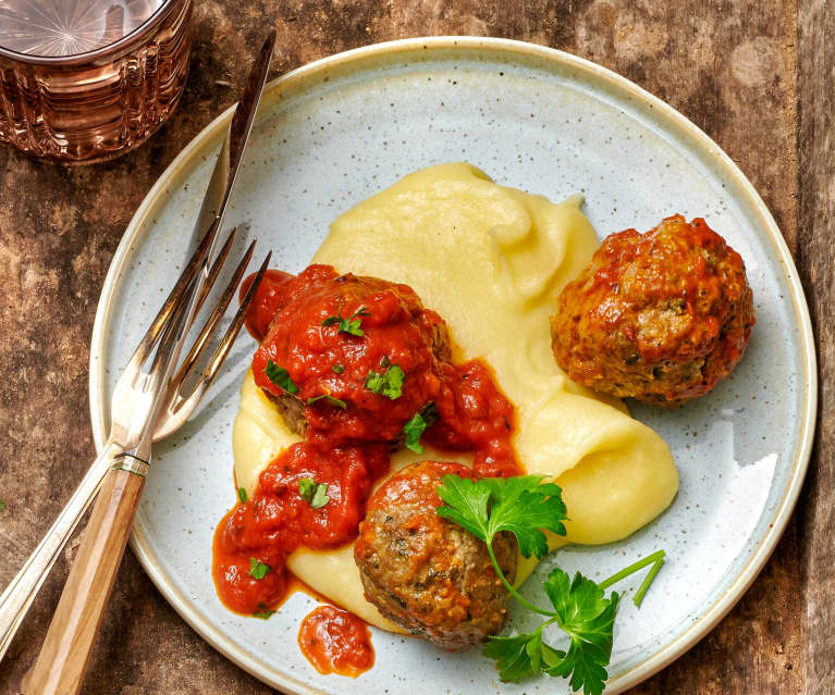 Hackbällchen in Tomatensauce mit Kartoffelstock (8 Portionen)