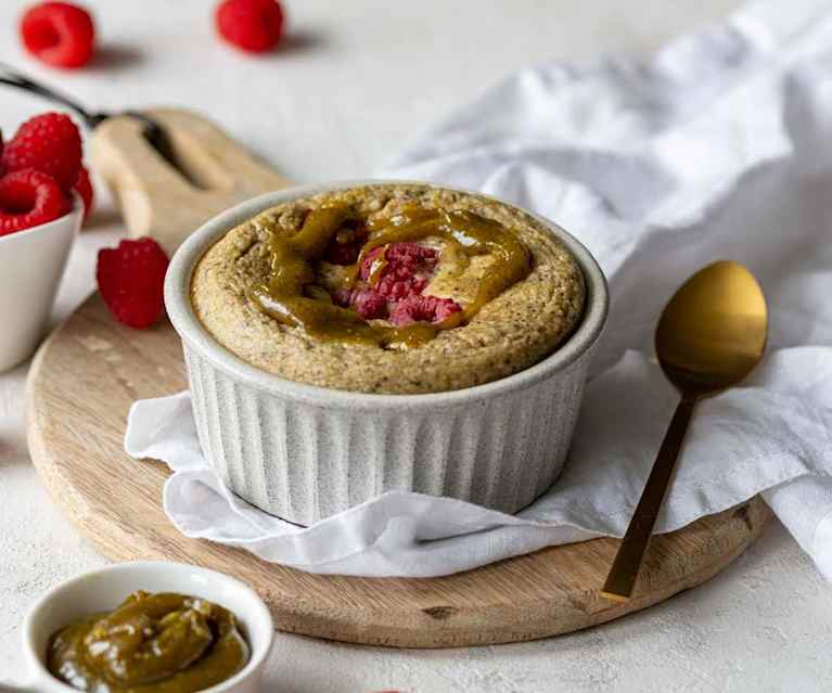 Pieczona owsianka z kremem pistacjowym i malinami Pieczona owsianka z kremem pistacjowym i malinami