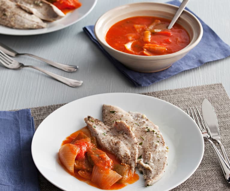 Palometa con salsa de tomate y pimientos