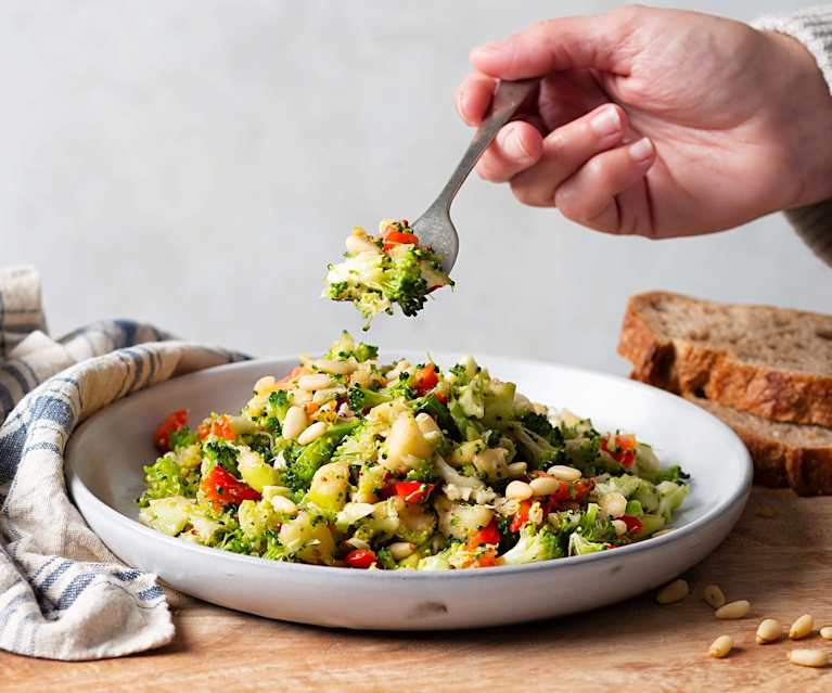 Brokkolisalat mit Pinienkernen Brokkolisalat mit Pinienkernen