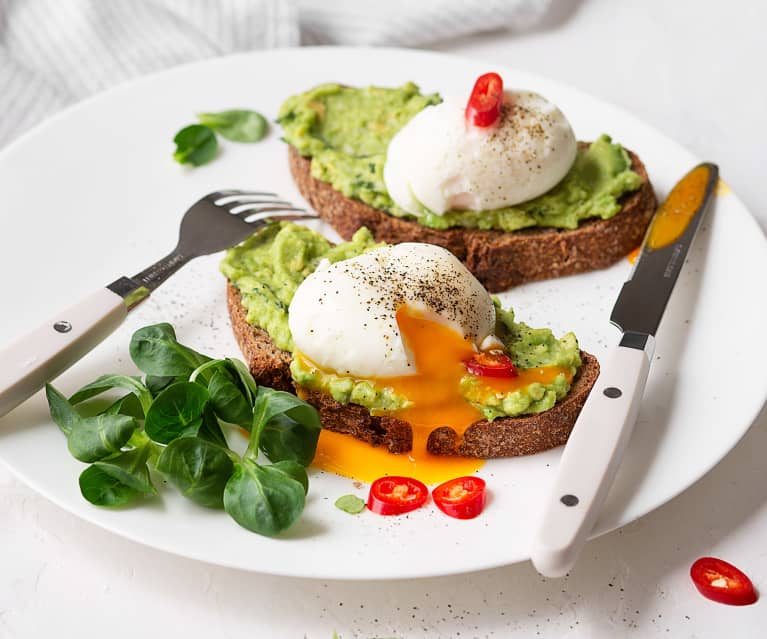 Tosta de centeno con masa madre, puré de aguacate y huevos mollet