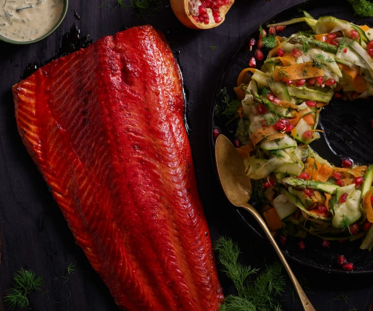 Salmão de Natal com coroa de legumes e molho de aneto