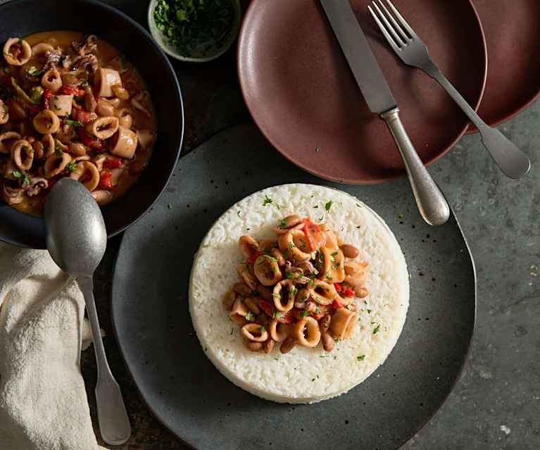 Guisado de lulas e feijão com arroz Guisado de lulas e feijão com arroz