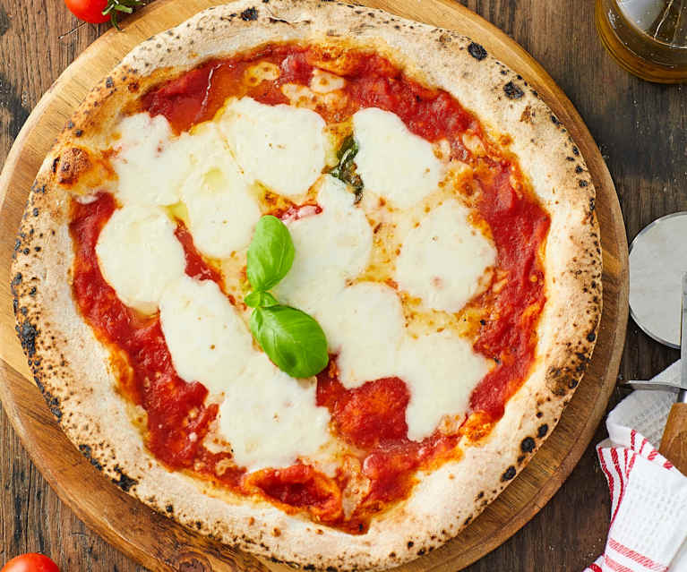 Pizza Margherita e basilico Pizza Margherita e basilico
