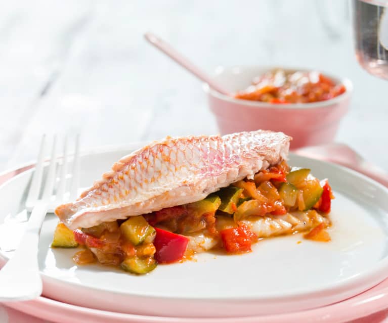 Salmonetes con pisto de verduras