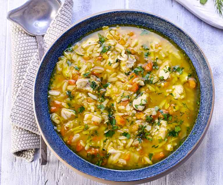 Risoni-Gemüse-Suppe mit Hähnchen