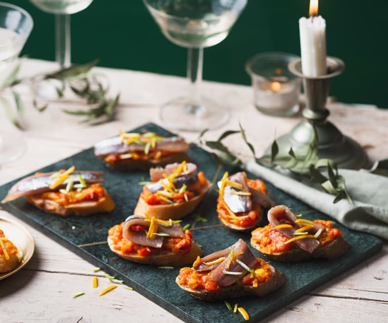 Tostas de rougail a la naranja con sardina ahumada