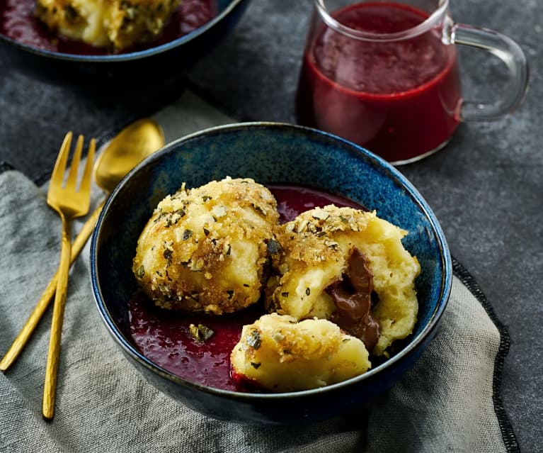 Schoko-Knödel mit Pflaumensauce und Kürbiskernen