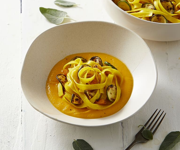 Tagliatelle con crema di zucca e zucchine (vegan)