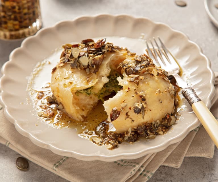 Pikante Germknödel mit Käsefülle und Kürbiskernbutter