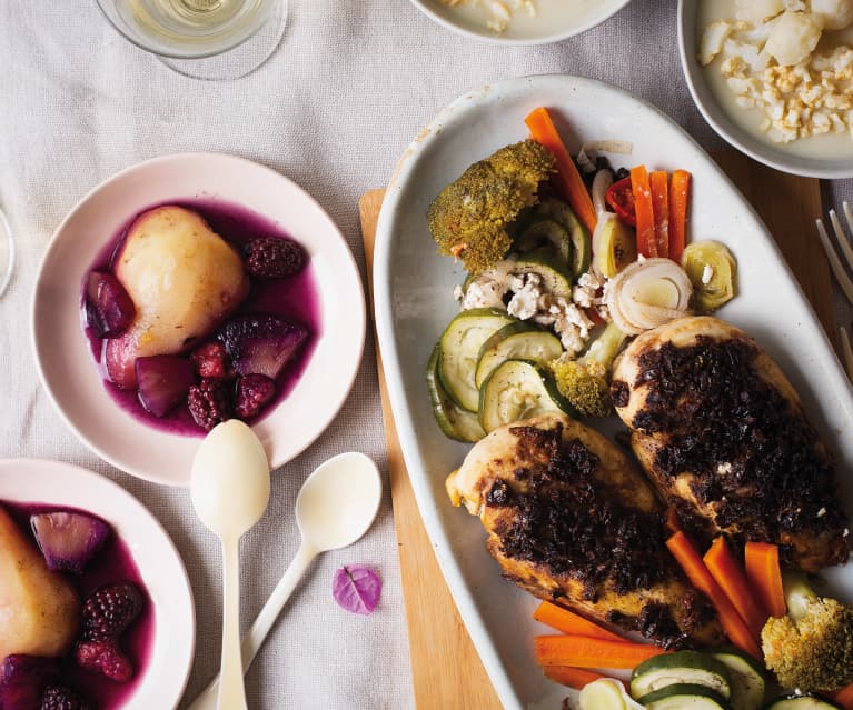 Menú para dos: Crema de coliflor. Pollo con verduras. Pera con piña y frutos rojos.