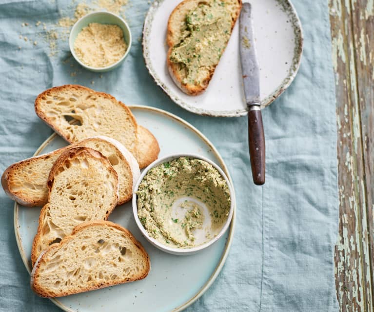 Bruschetta de tahini e salsa com parmesão vegan