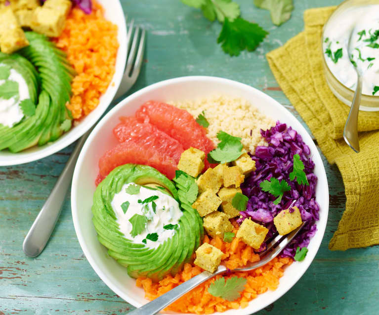 Buddha bowl au chou rouge, semoule et tofu