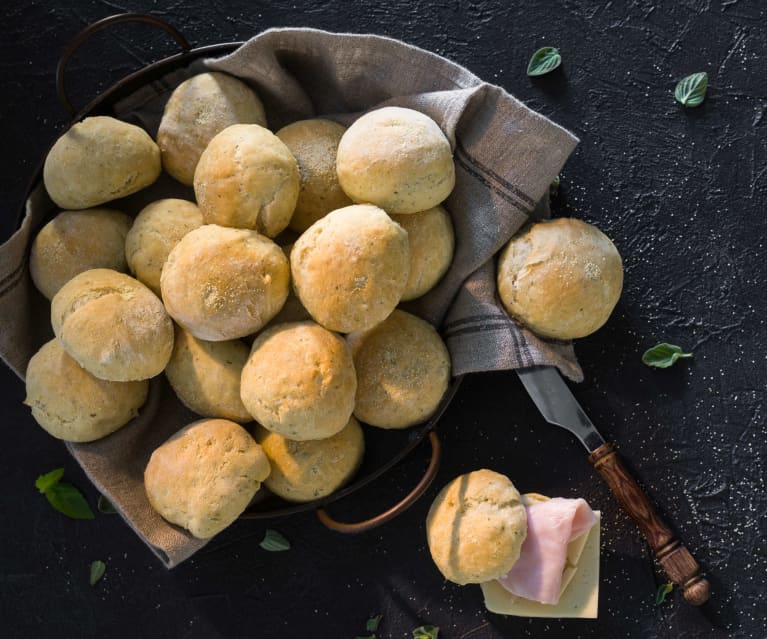 Bollitos blancos de albahaca y parmesano