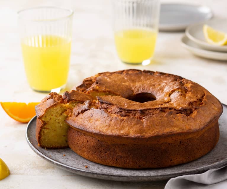 Plum cake y refresco de frutas naturales