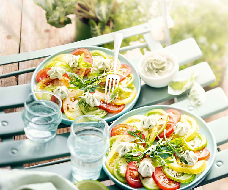 Salade de tomates, crème au basilic